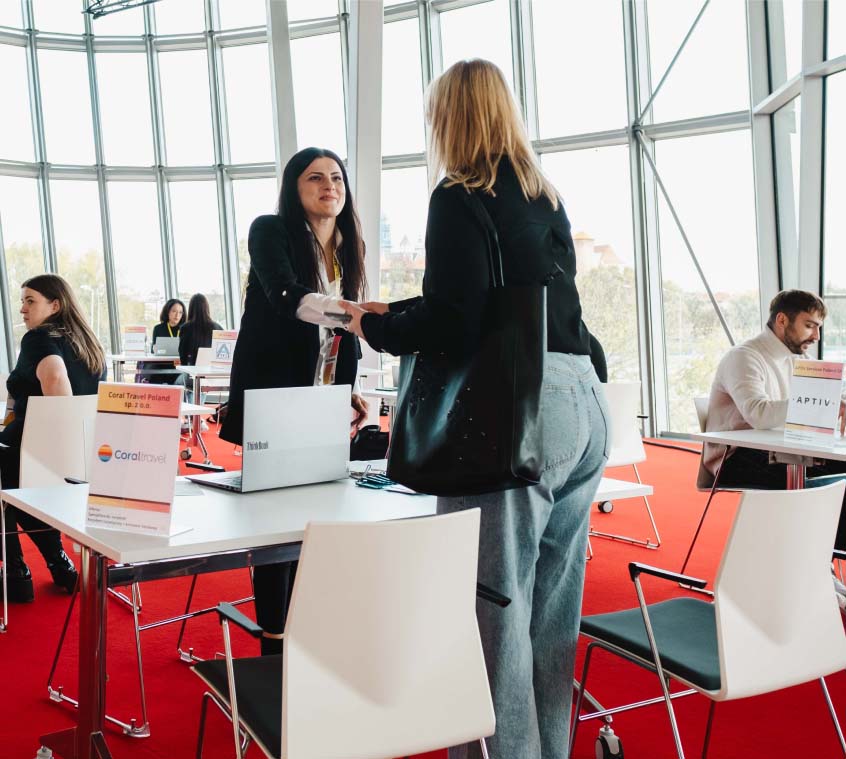 Kobiety trzymają się za ręce, podczas wydarzenie karierowego Talent Days.