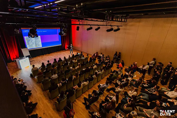 Warsztat Talent Days - uczestnicy słuchają wykładu na targach pracy