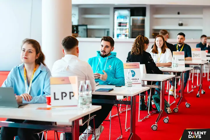 Talent Match targi pracy Talent Days - rozmowa kwalifikacyjna rekruter z kandydatem